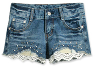 這是MOBO米果服飾，夏日大好評！單寧特輯頁面的立體點綴蕾絲短褲商品照