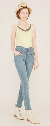 這是MOBO米果服飾，夏日大好評！單寧特輯頁面的完美比例四釦顯瘦單寧褲MODEL照