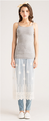 這是MOBO米果服飾，夏日大好評！單寧特輯頁面的夢幻蕾絲兩件式牛仔褲MODEL照