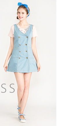 這是MOBO米果服飾，夏日大好評！單寧特輯頁面的雙排釦單寧背心洋裝MODEL照