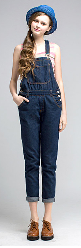 這是MOBO米果服飾，夏日大好評！單寧特輯頁面的Boyish單寧吊帶長褲MODEL照