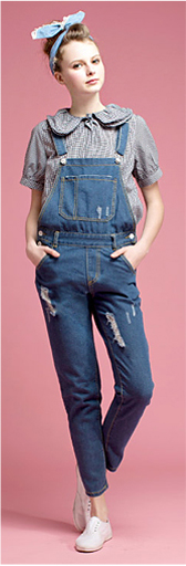 這是MOBO米果服飾，夏日大好評！單寧特輯頁面的原色單寧吊帶長褲MODEL照