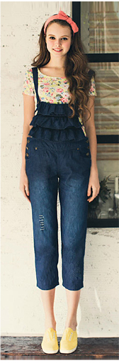 這是MOBO米果服飾，夏日大好評！單寧特輯頁面的平口拉鍊單寧連身褲MODEL照