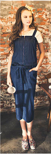 這是MOBO米果服飾，夏日大好評！單寧特輯頁面的原色單寧吊帶長褲MODEL照